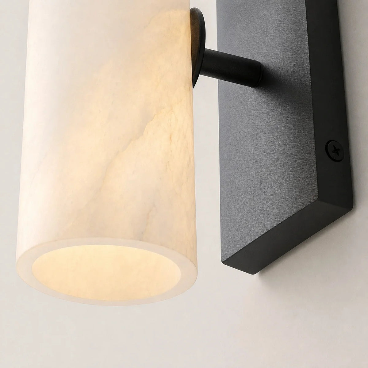 Aplique de pared cilíndrico Albasta en un pasillo acogedor – imagen 15