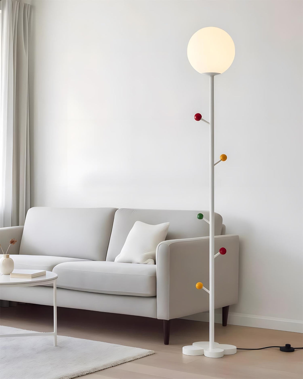 Lámpara de pie rama Ramaya en un salón luminoso – imagen 9