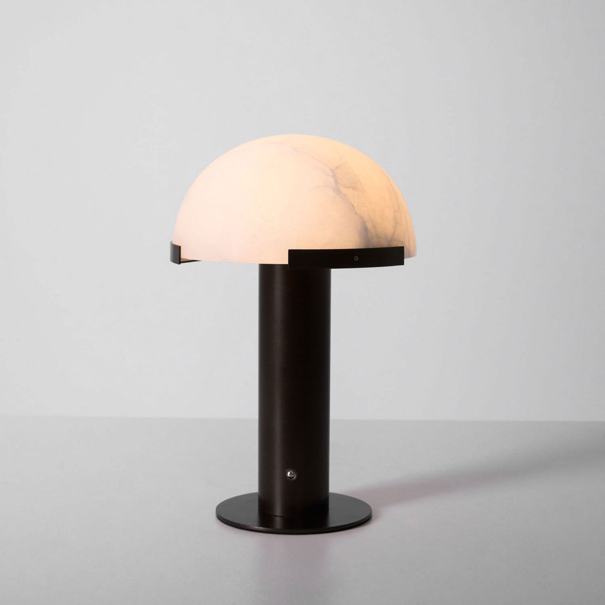 Lámpara de mesa de alabastro Kaluna – pie de bronce negro