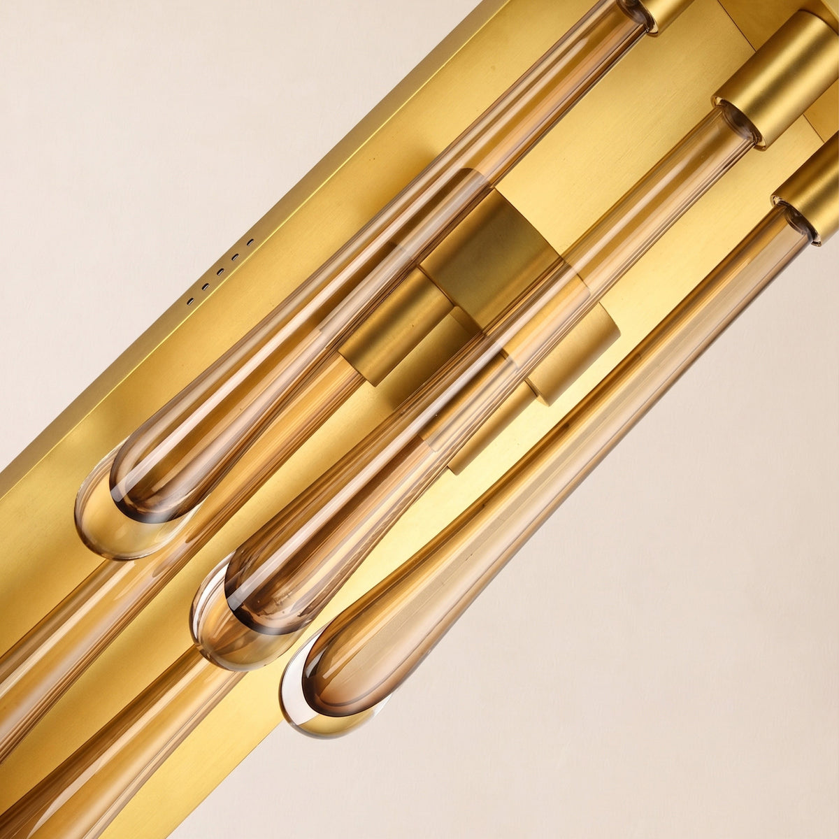 Aplique de pared Yambera con lágrimas de cristal ámbar – detalle de las lágrimas de cristal ámbar