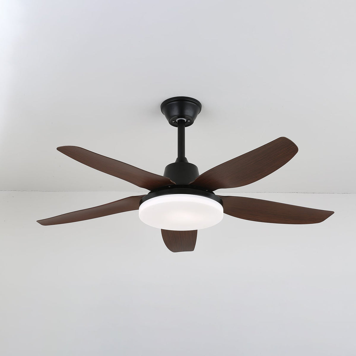 Ventilador de techo con luz Vivaza en un salón amplio – imagen 4