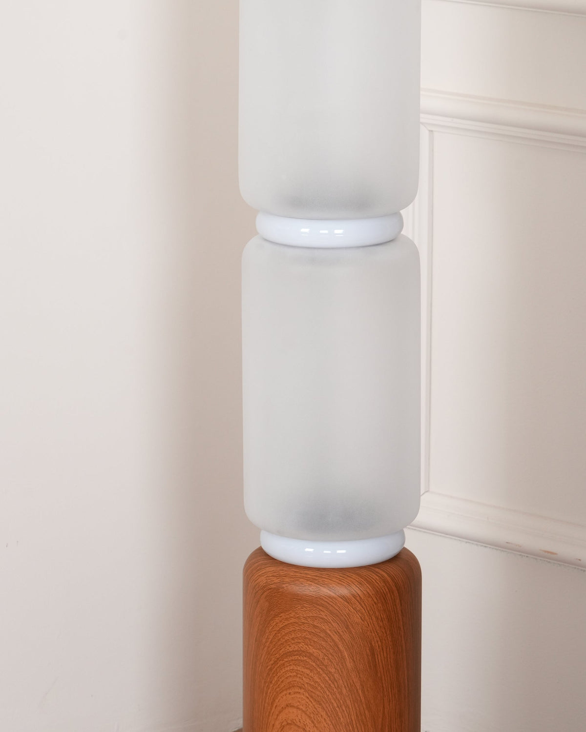 Lámpara de pie columna de cristal Vitrona en un salón clásico – imagen 14