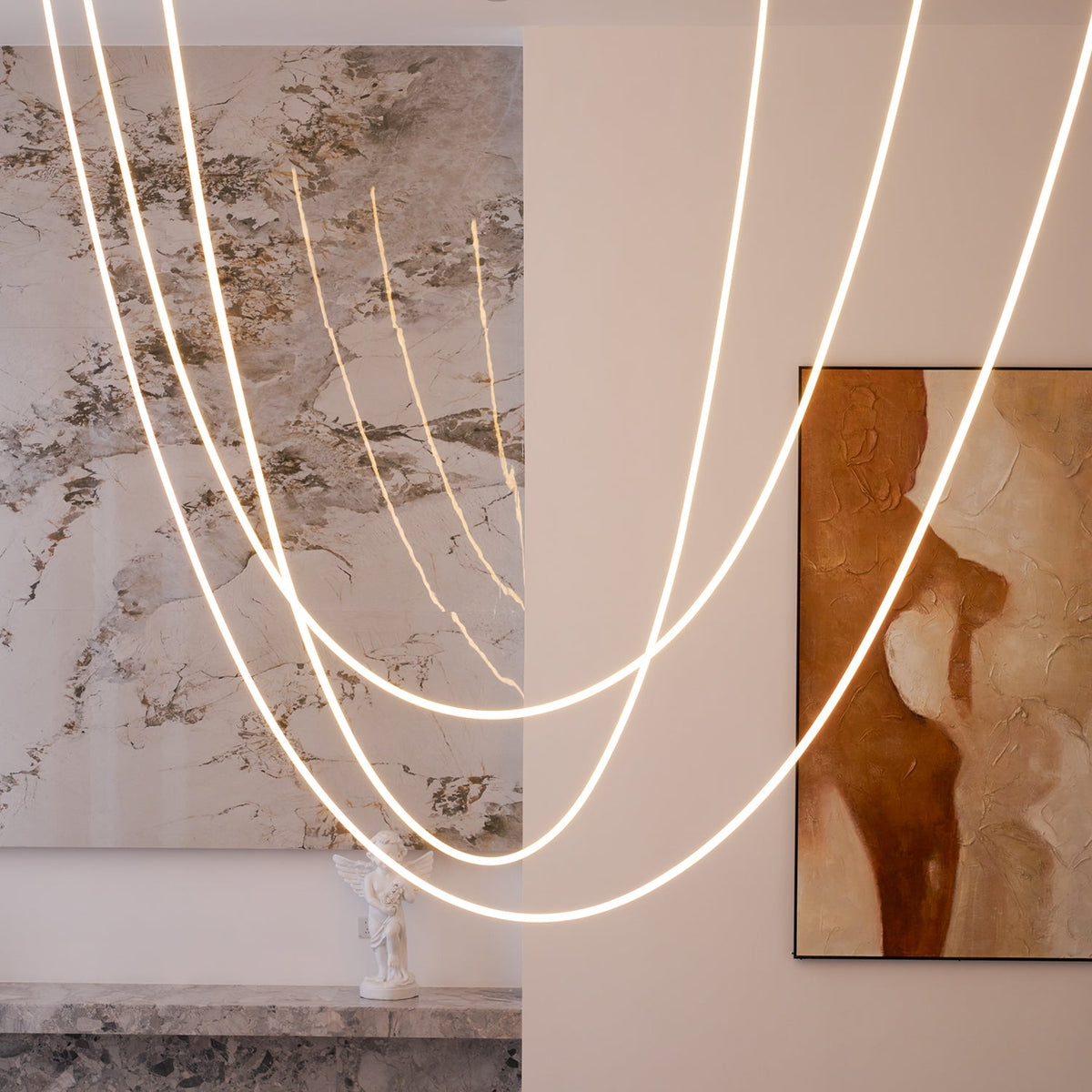Lámpara colgante LED flexible Hilvana en un salón de doble altura – imagen 10