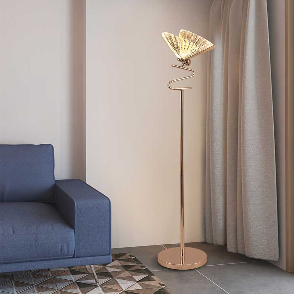Lámpara de pie LED mariposa Volisa – mariposa transparente junto a un sofá