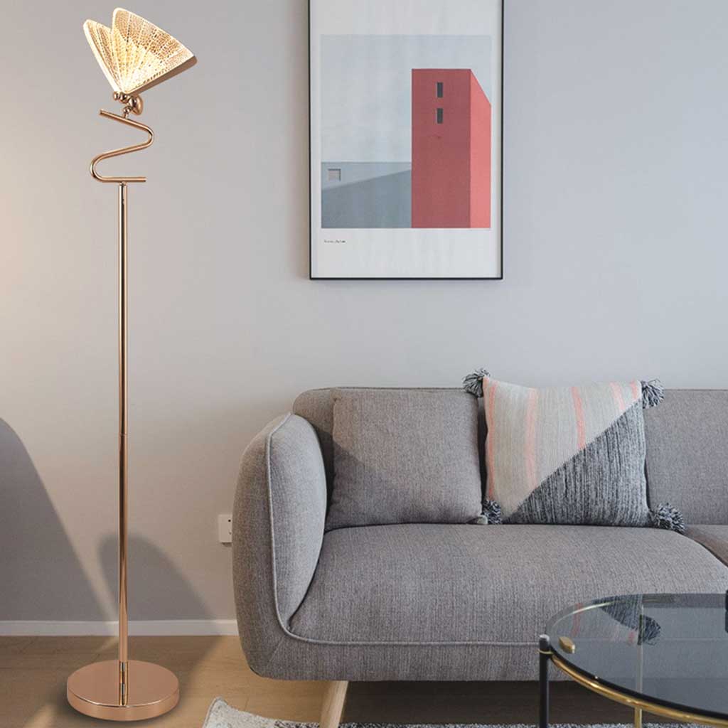 Lámpara de pie LED mariposa Volisa – mariposa transparente en un salón