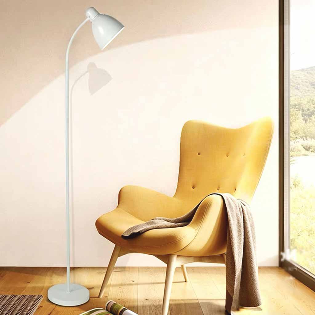 Lámpara de pie de lectura Varelia – blanca junto a un sillón amarillo