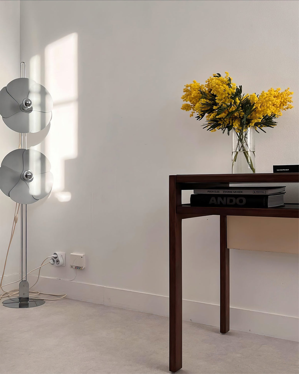Lámpara de pie flor Velosa en un salón de estilo retro – imagen 12