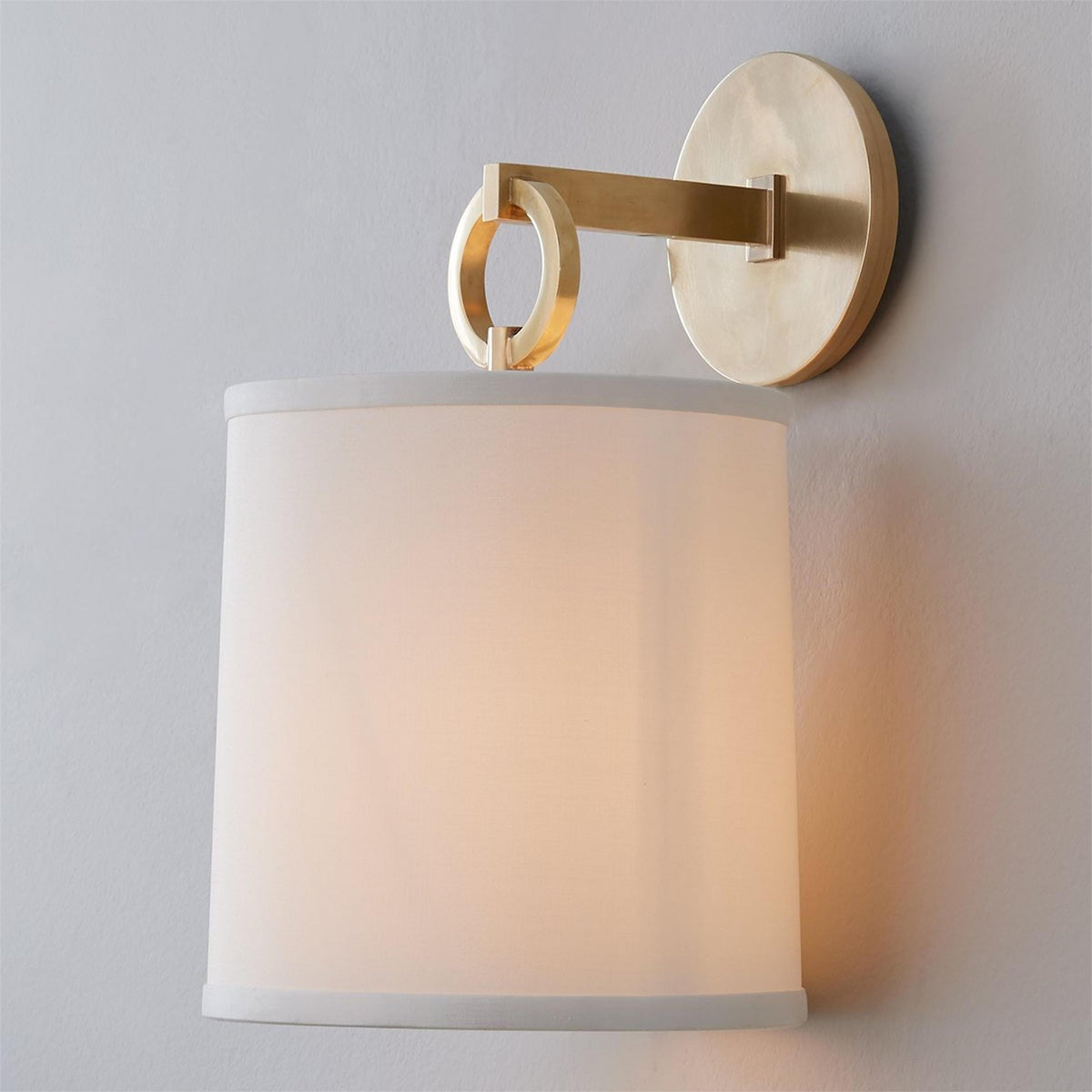 Aplique de pared con aro Circela junto a un cabecero – imagen 17