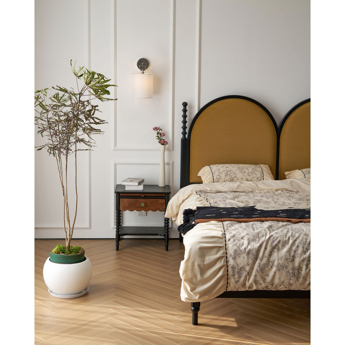 Aplique de pared con aro Circela junto a un cabecero – imagen 11