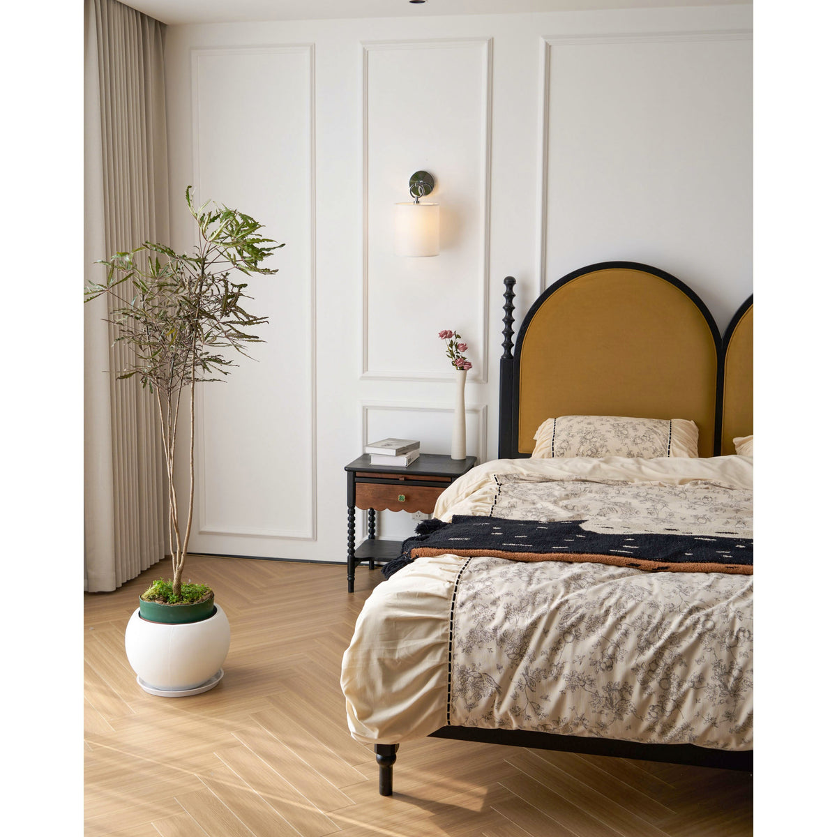 Aplique de pared con aro Circela junto a un cabecero – imagen 12
