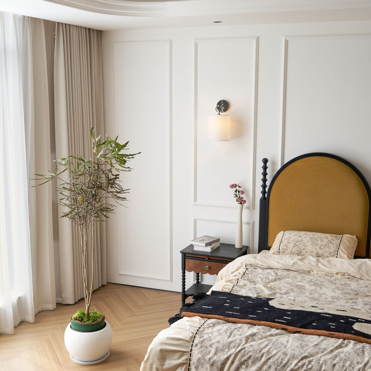 Aplique de pared con aro Circela junto a un cabecero – imagen 9