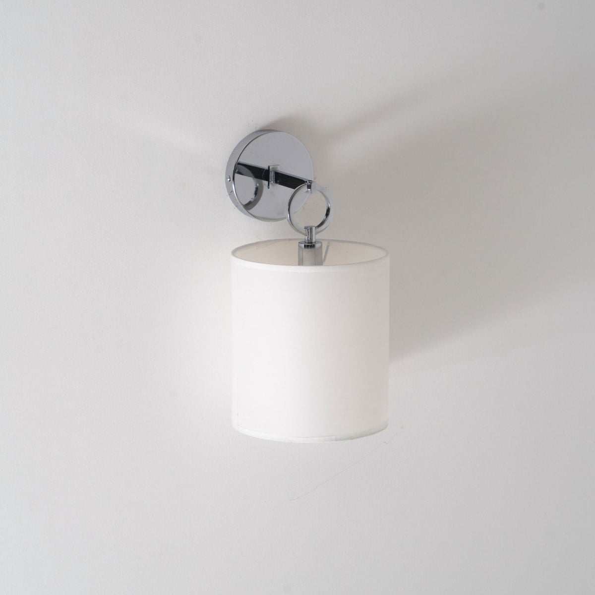 Aplique de pared con aro Circela junto a un cabecero – imagen 26