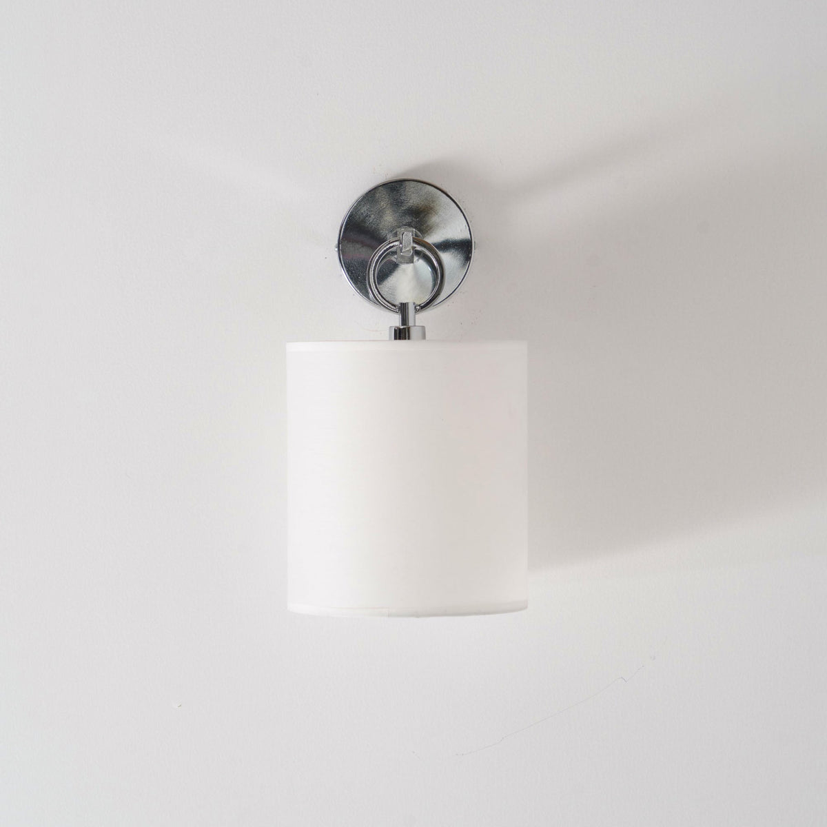 Aplique de pared con aro Circela junto a un cabecero – imagen 27