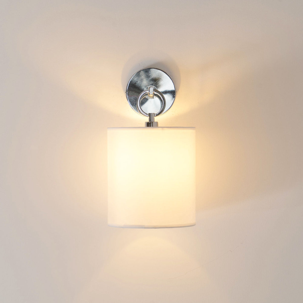 Aplique de pared con aro Circela junto a un cabecero – imagen 28