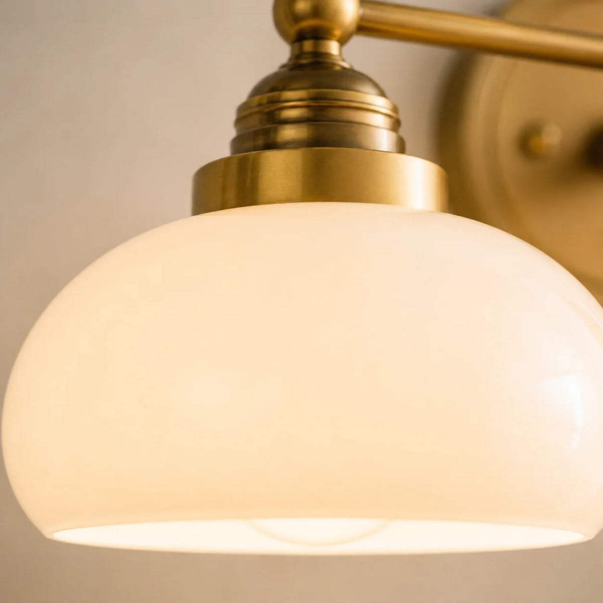 Aplique de pared vintage Ferrola en un baño con encanto – imagen 5