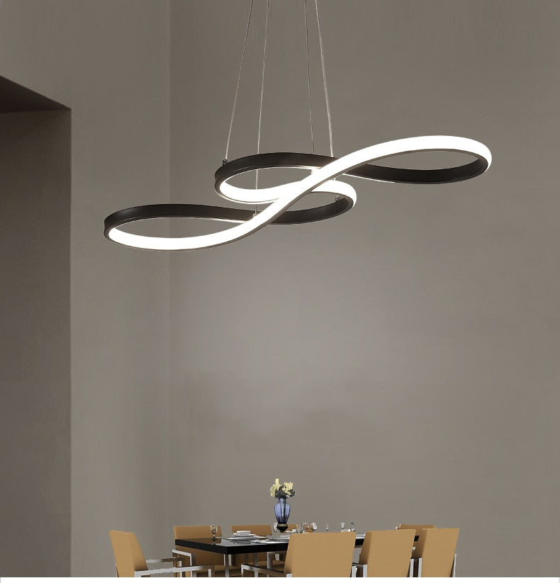 Lámpara colgante LED lineal Sonela sobre una mesa de comedor – imagen 8