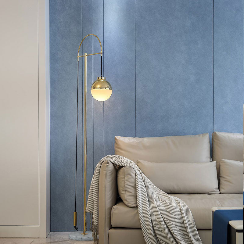 Lámpara de pie arco dorado Solvela en un salón moderno – imagen 3