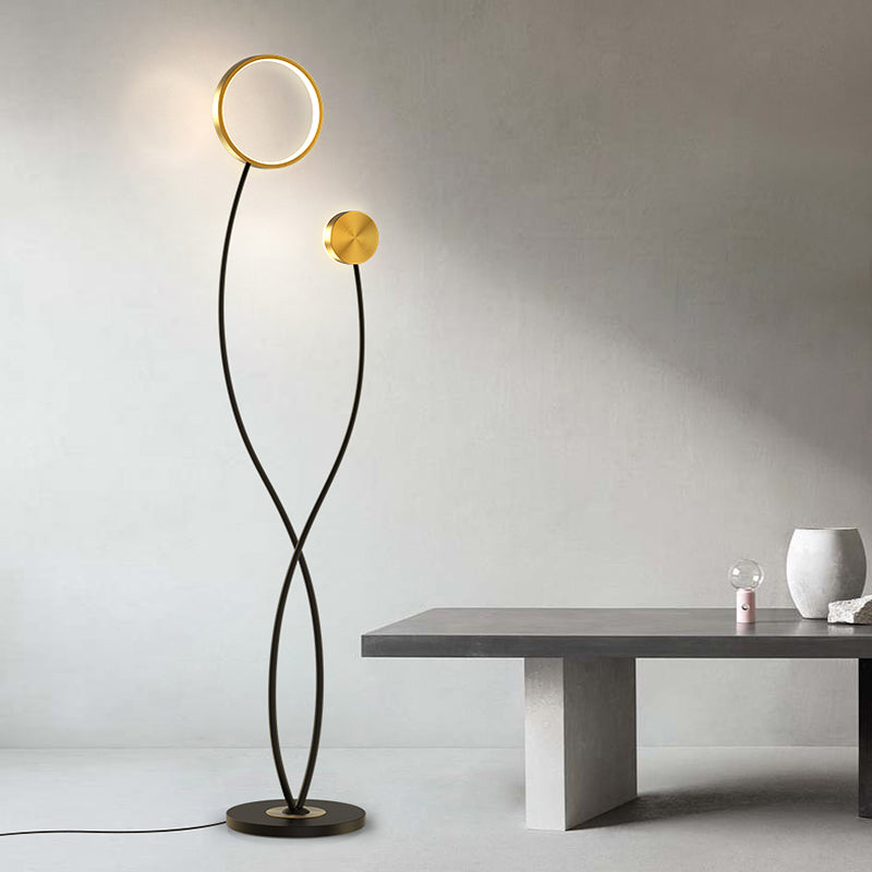 Lámpara de pie LED Solenta – encendida junto a una mesa baja de piedra