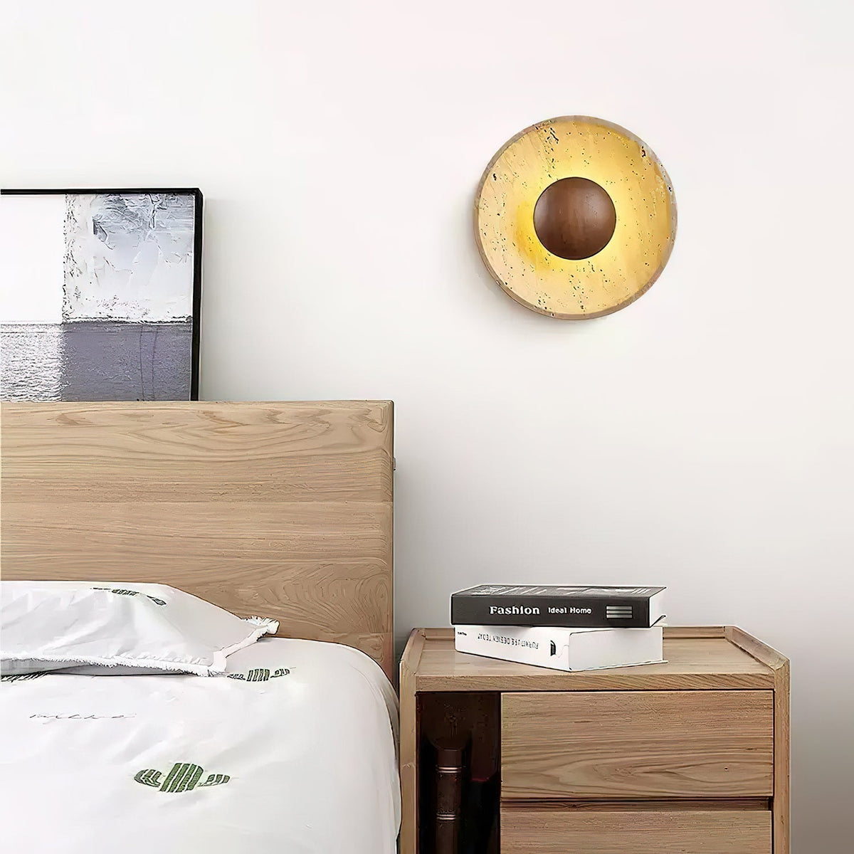 Aplique de pared de travertino Heliana en un dormitorio natural – imagen 7