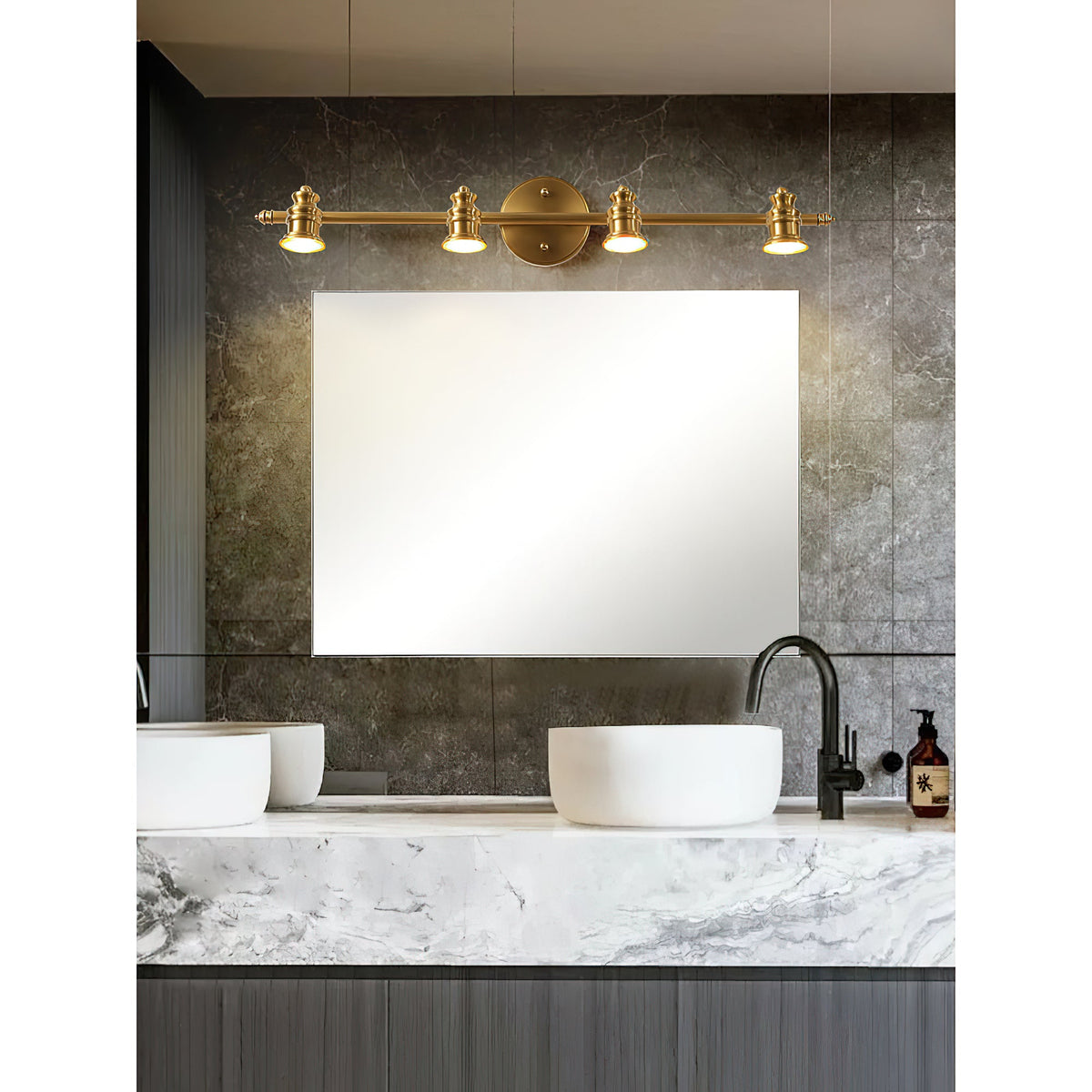 Aplique de pared de latón con focos Focira iluminando una pared – imagen 10