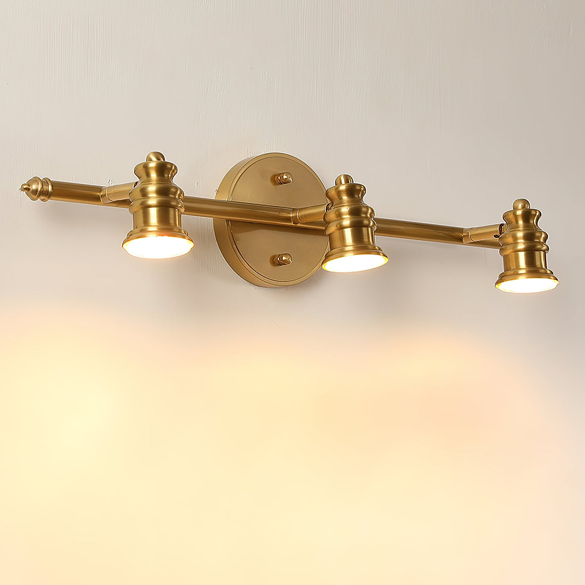 Aplique de pared de latón con focos Focira iluminando una pared – imagen 18