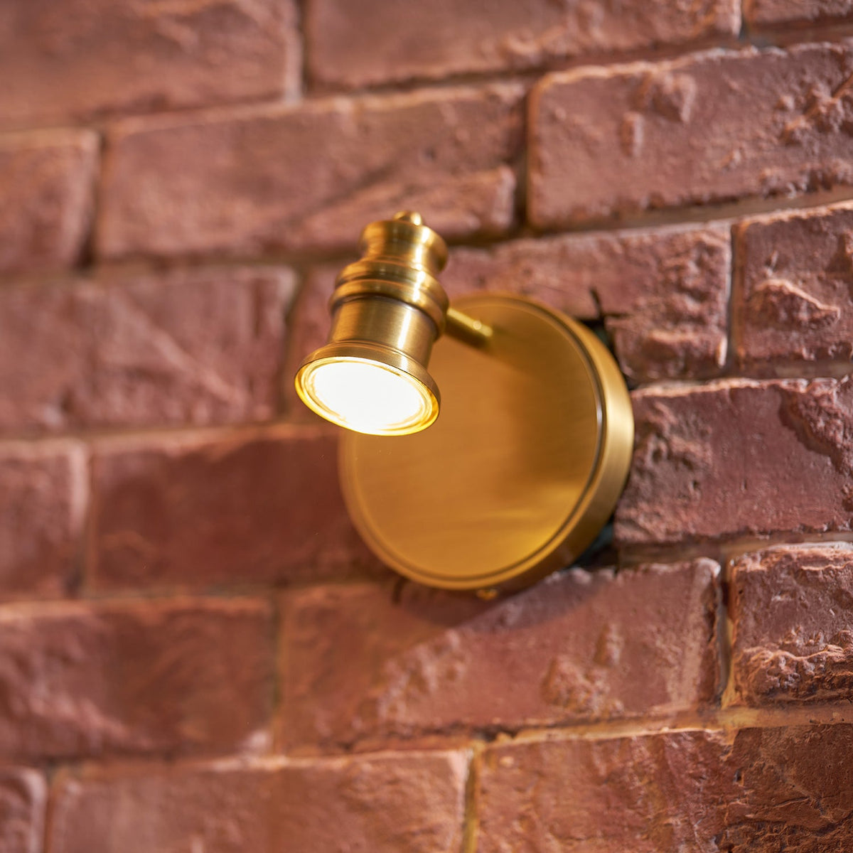 Aplique de pared de latón con focos Focira iluminando una pared – imagen 12