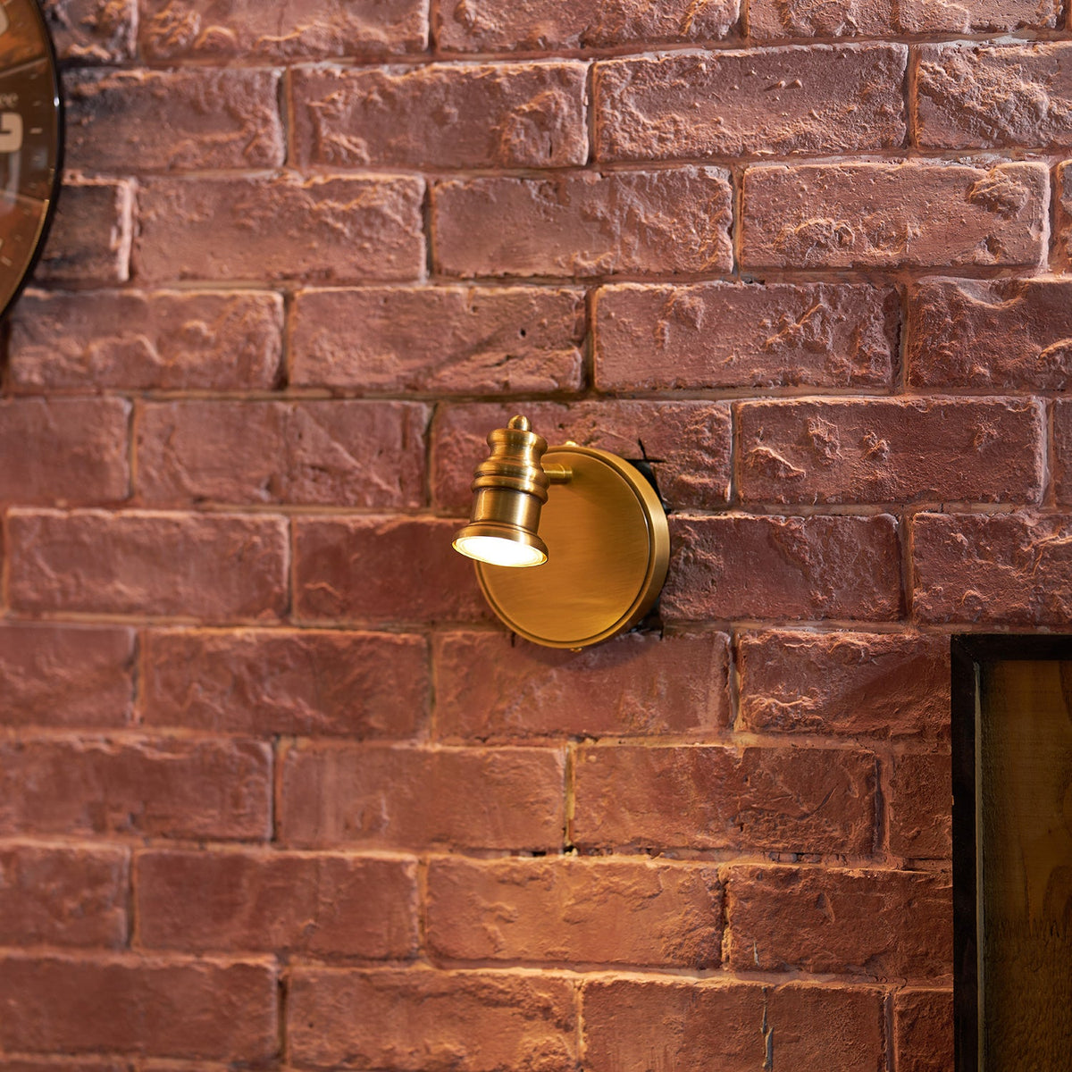 Aplique de pared de latón con focos Focira iluminando una pared – imagen 16