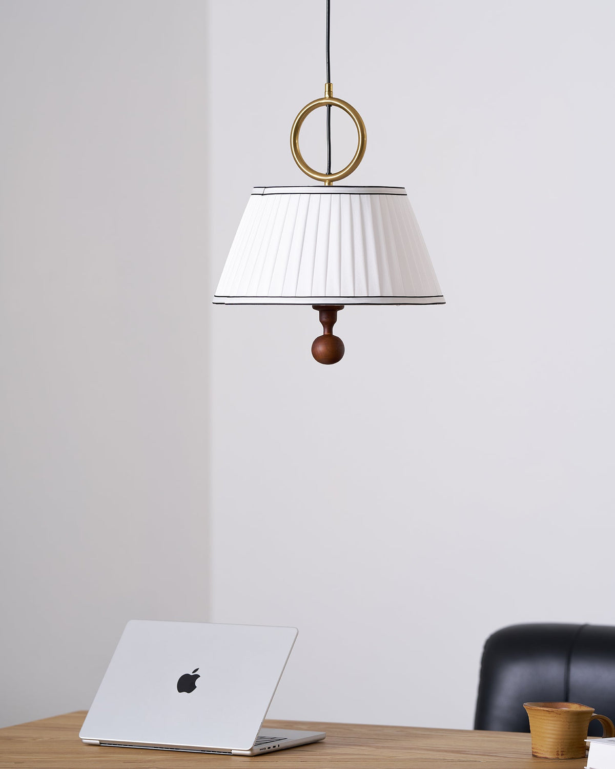 Lámpara colgante con pantalla plisada Jovela sobre una mesa de comedor – imagen 12
