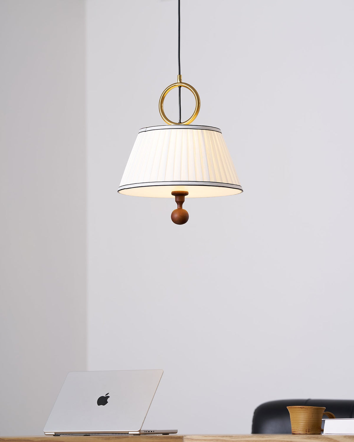 Lámpara colgante con pantalla plisada Jovela sobre una mesa de comedor – imagen 15