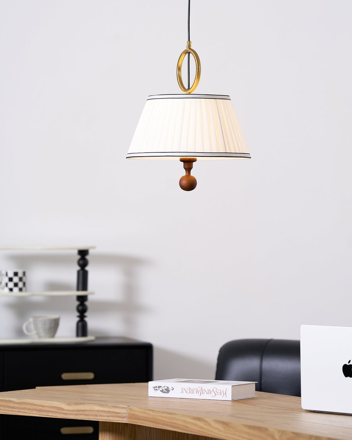 Lámpara colgante con pantalla plisada Jovela sobre una mesa de comedor – imagen 11