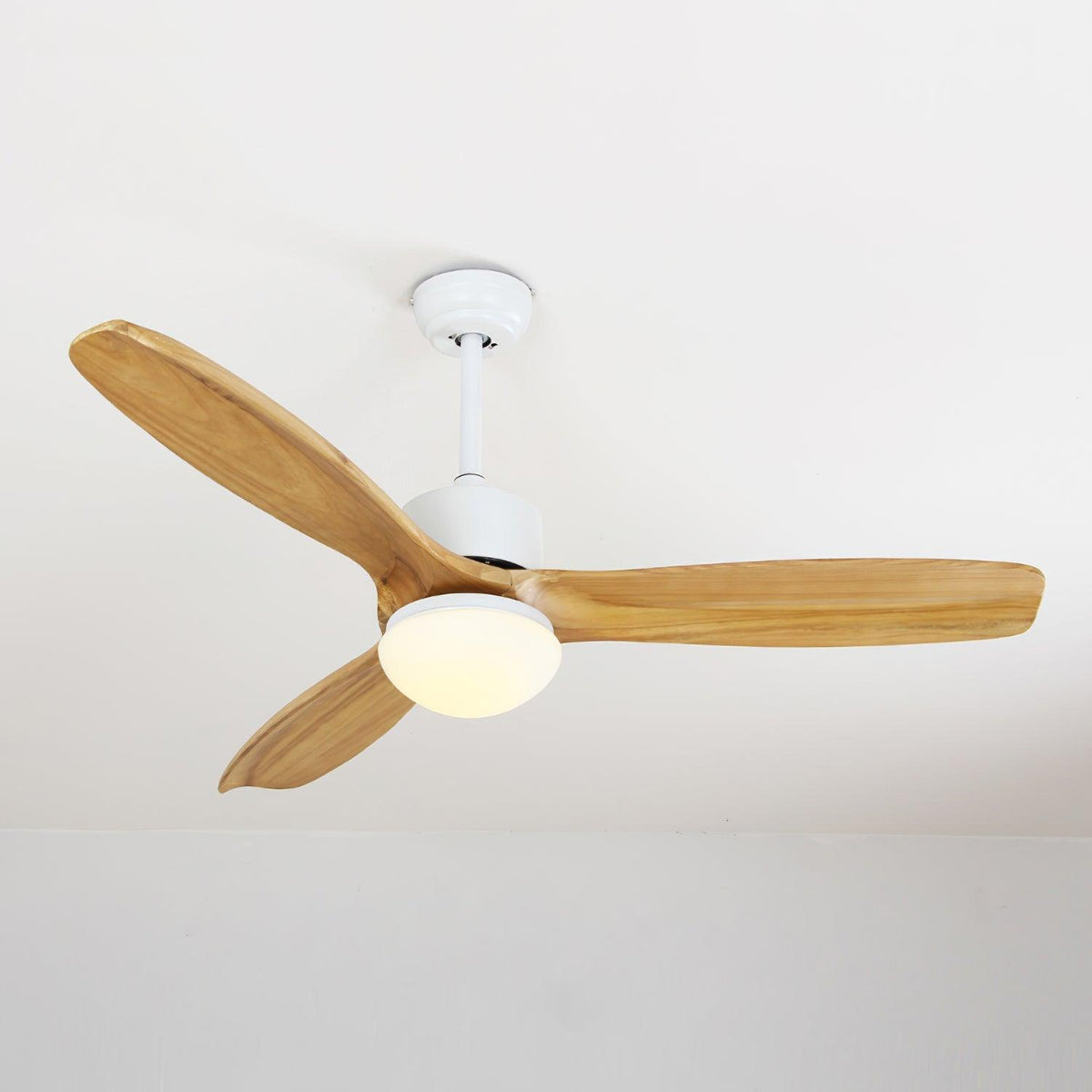 Ventilador de techo con luz Ribera en un dormitorio sereno – imagen 14