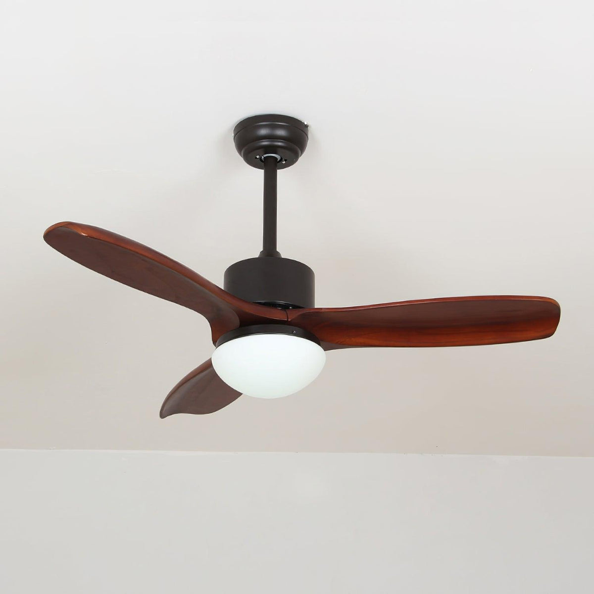 Ventilador de techo con luz Ribera en un dormitorio sereno – imagen 15