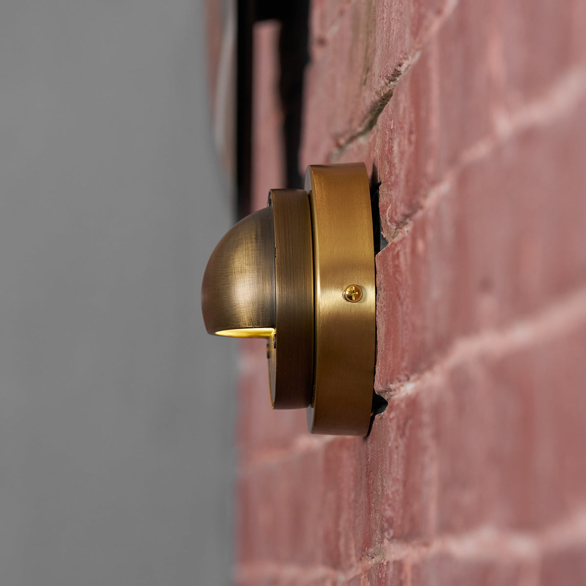 Aplique de pared exterior Salmara en un porche cubierto – imagen 21