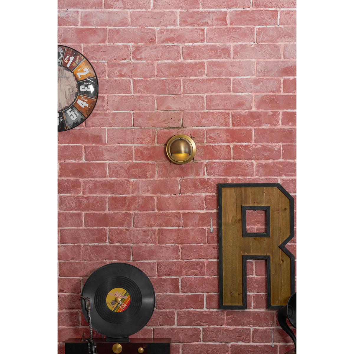 Aplique de pared exterior Salmara en un porche cubierto – imagen 15