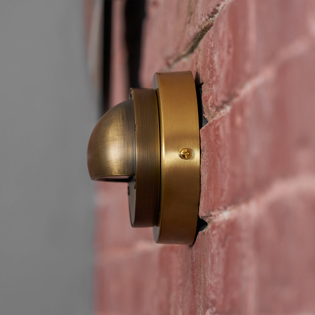 Aplique de pared exterior Salmara en un porche cubierto – imagen 22