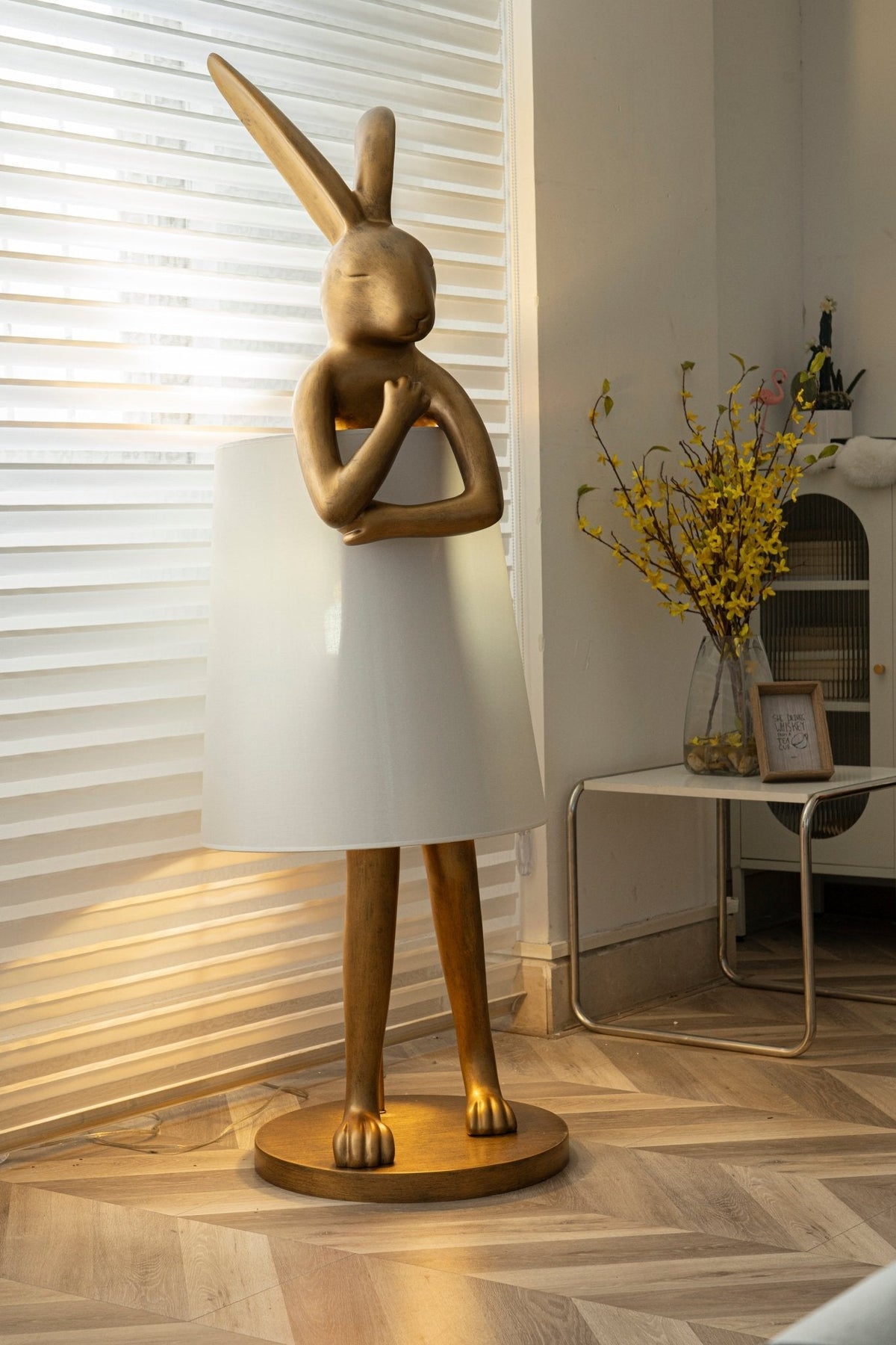 Lámpara de pie escultura de liebre Rabela en un salón con estilo – imagen 7