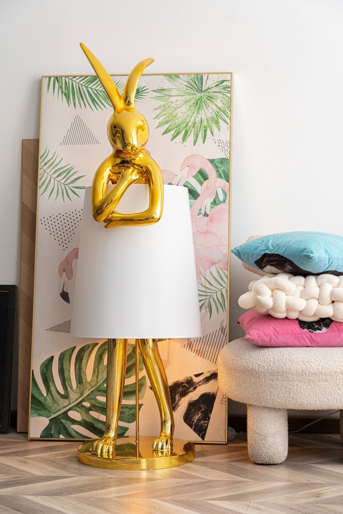 Lámpara de pie escultura de liebre Rabela en un salón con estilo – imagen 13