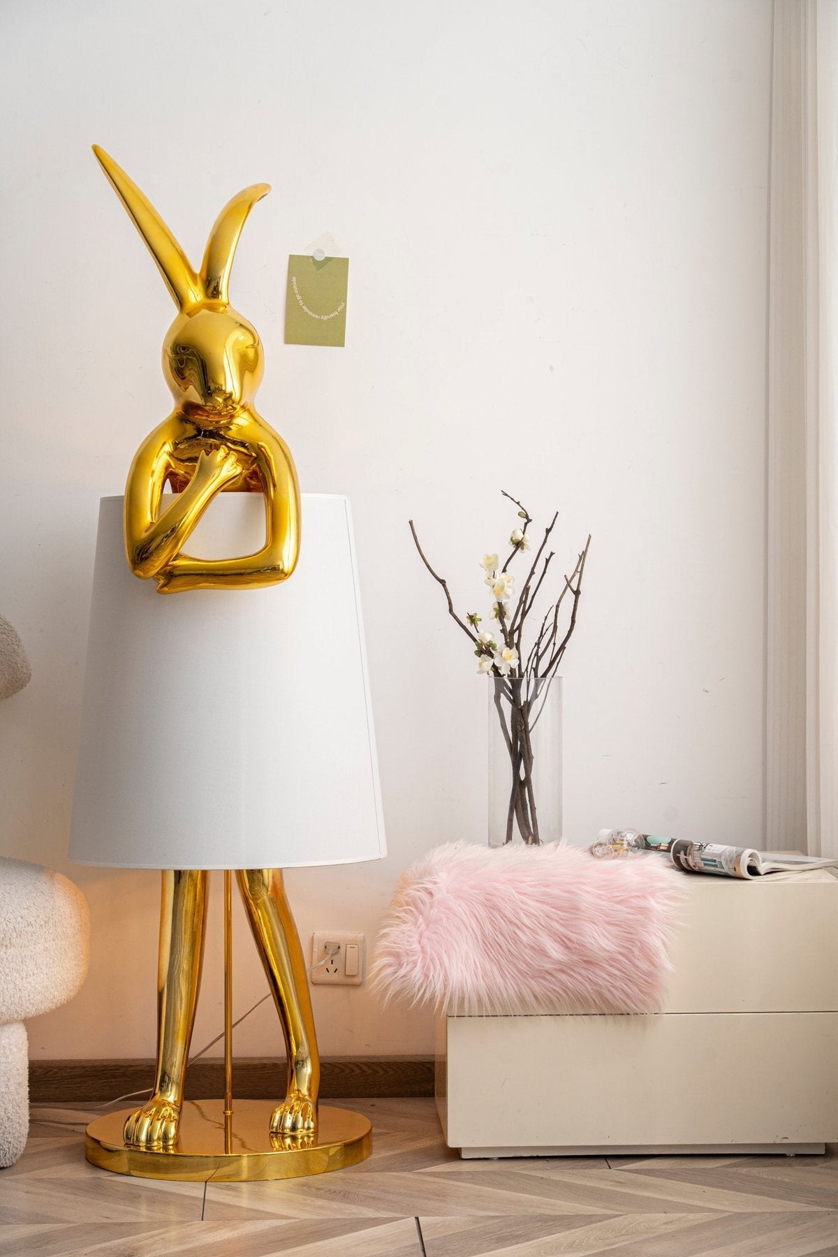Lámpara de pie escultura de liebre Rabela en un salón con estilo – imagen 11