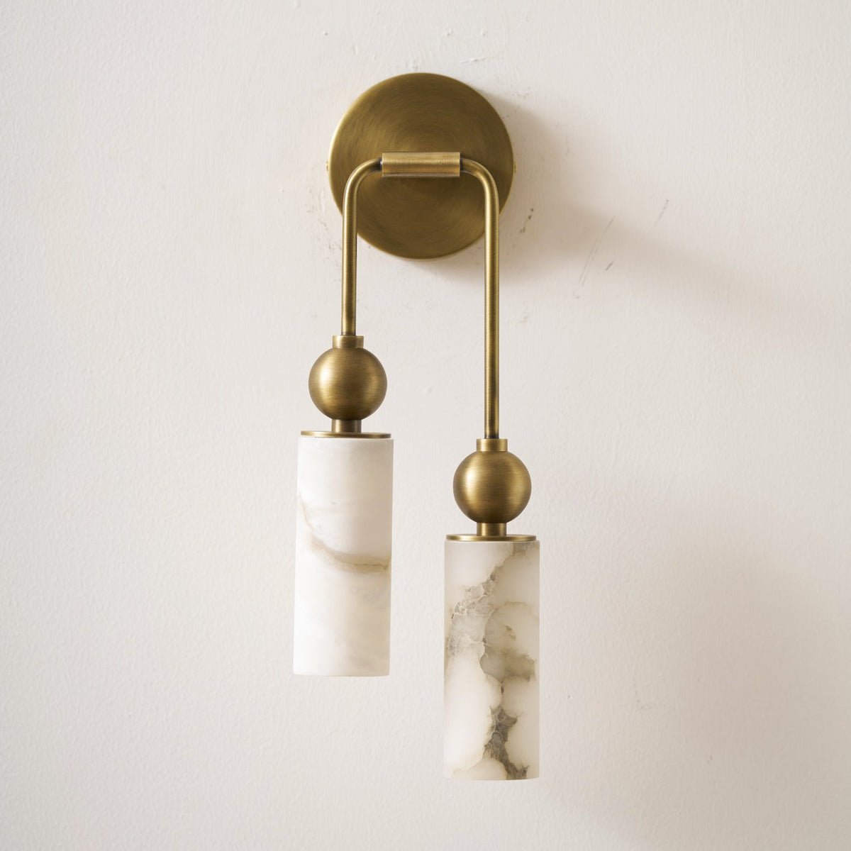 Aplique de pared de alabastro Halbara junto a la cama – imagen 12
