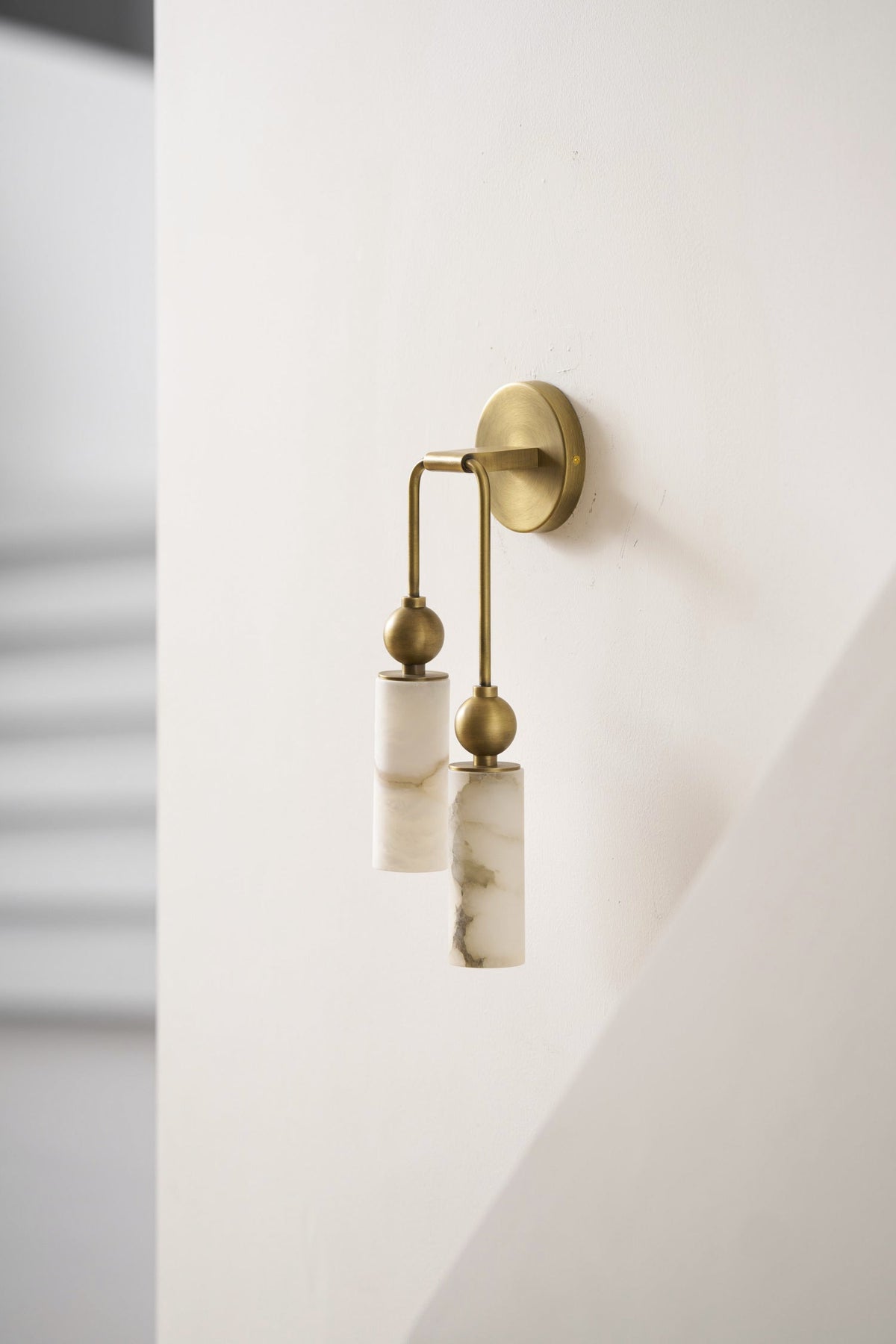 Aplique de pared de alabastro Halbara junto a la cama – imagen 19