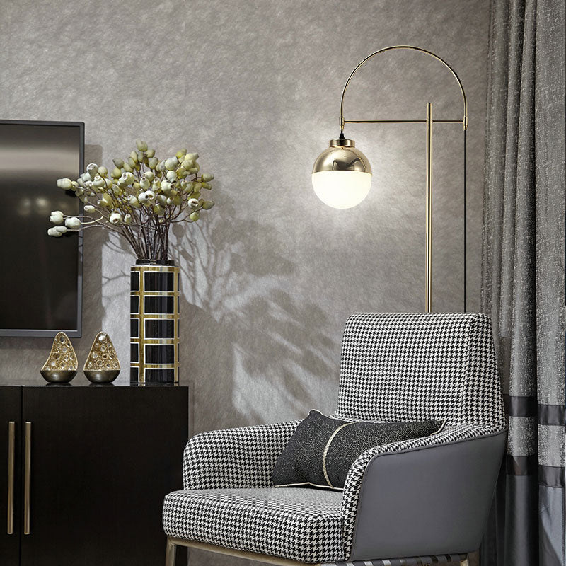 Lámpara de pie arco dorado Solvela en un salón moderno – imagen 4