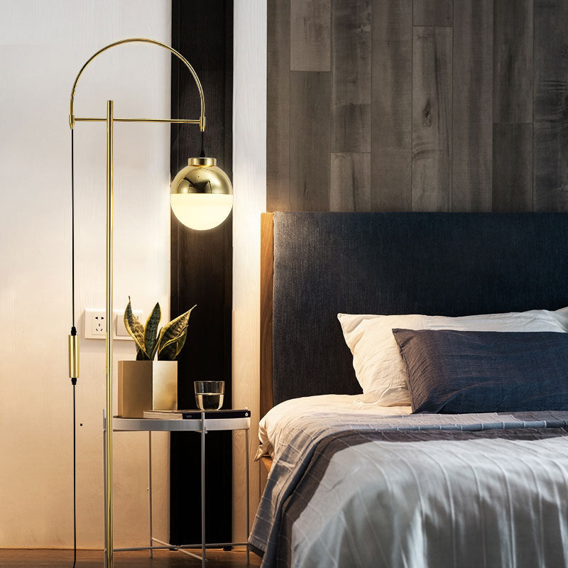 Lámpara de pie arco dorado Solvela en un salón moderno – imagen 5