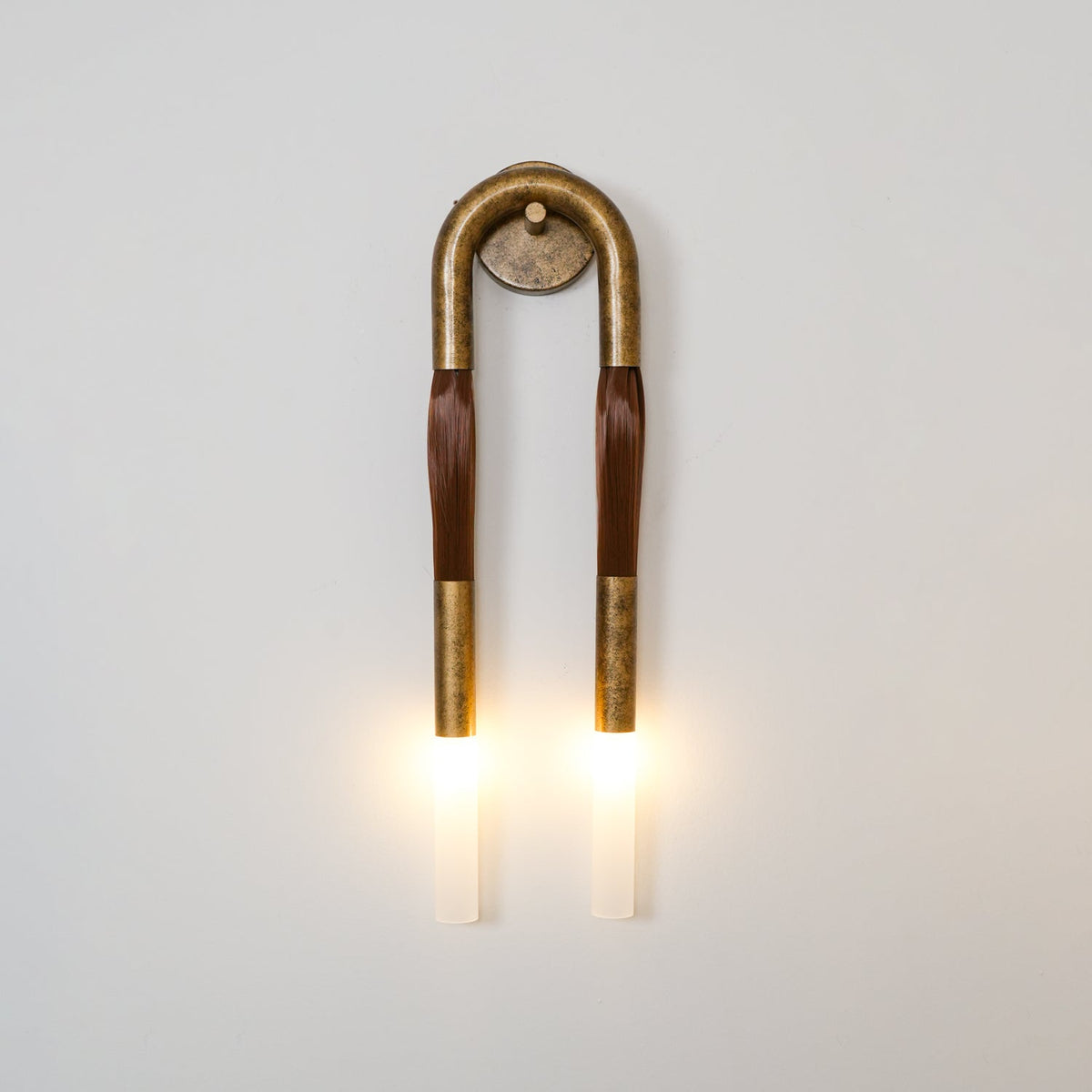 Aplique de pared con borla Borlena enmarcando un espejo – imagen 17