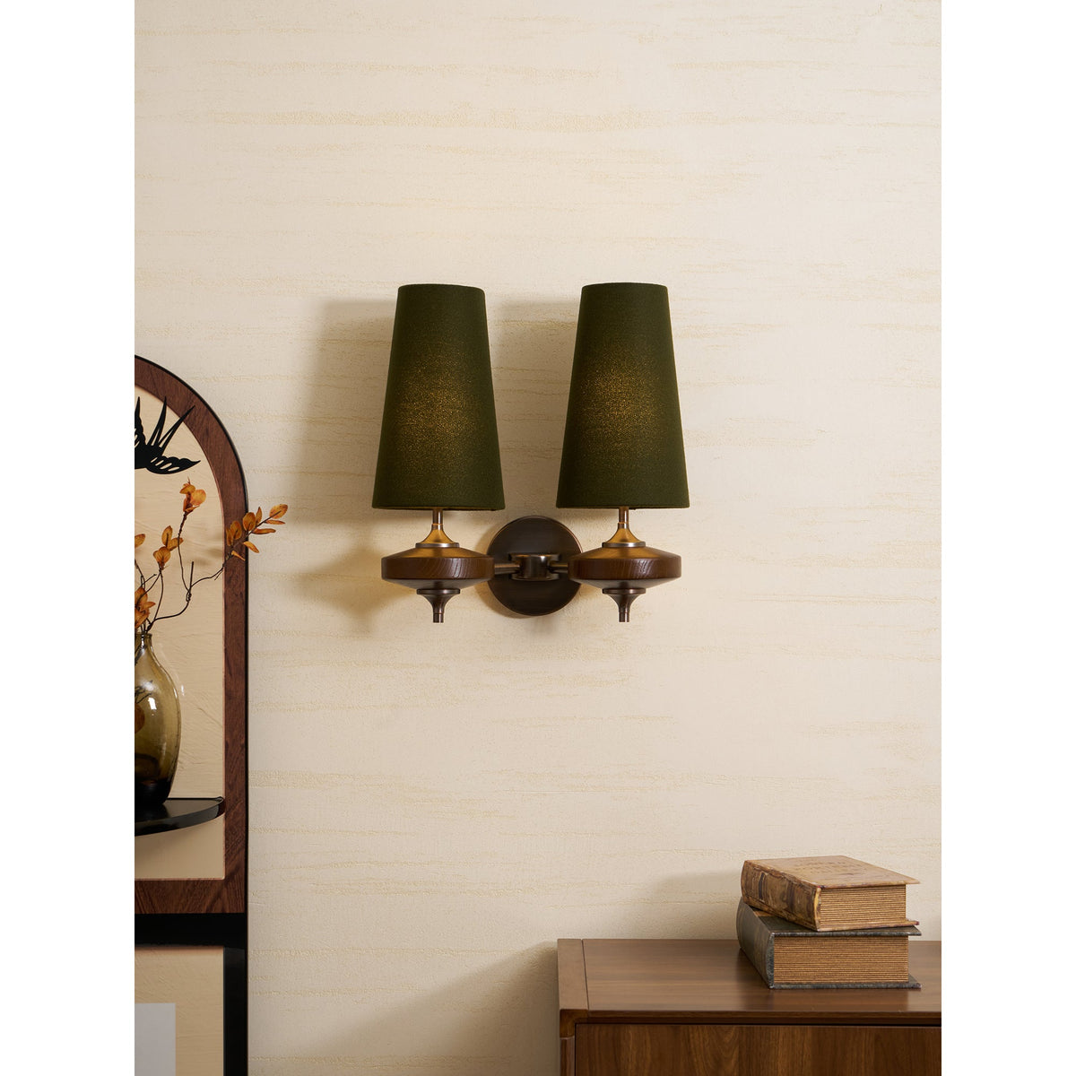 Aplique de pared de nogal Datila en un salón acogedor – imagen 7