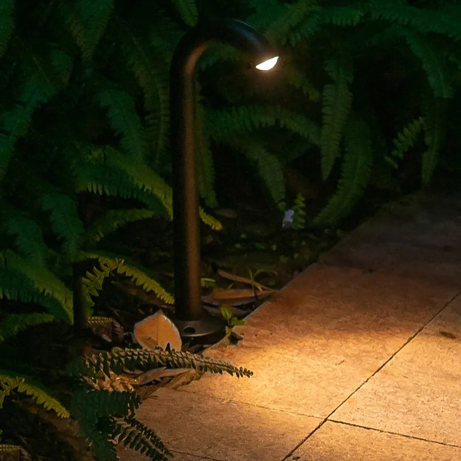 AquaBrisa – Luz de Jardín LED Impermeable y Elegante