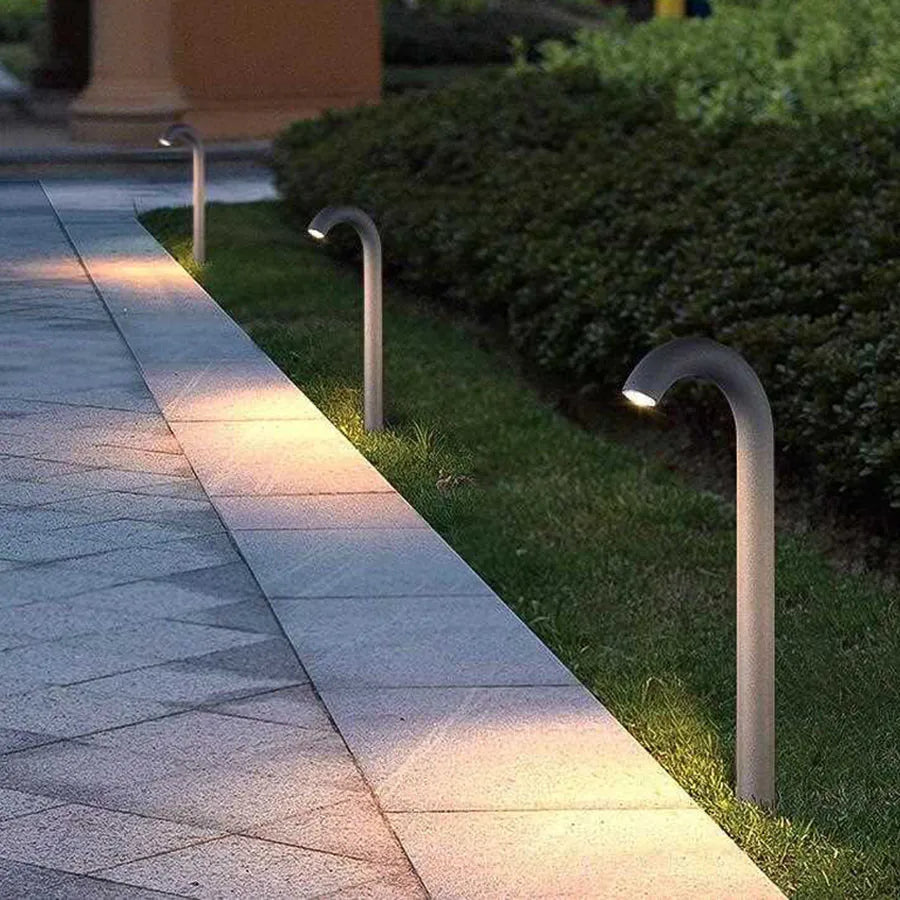 AquaBrisa – Luz de Jardín LED Impermeable y Elegante