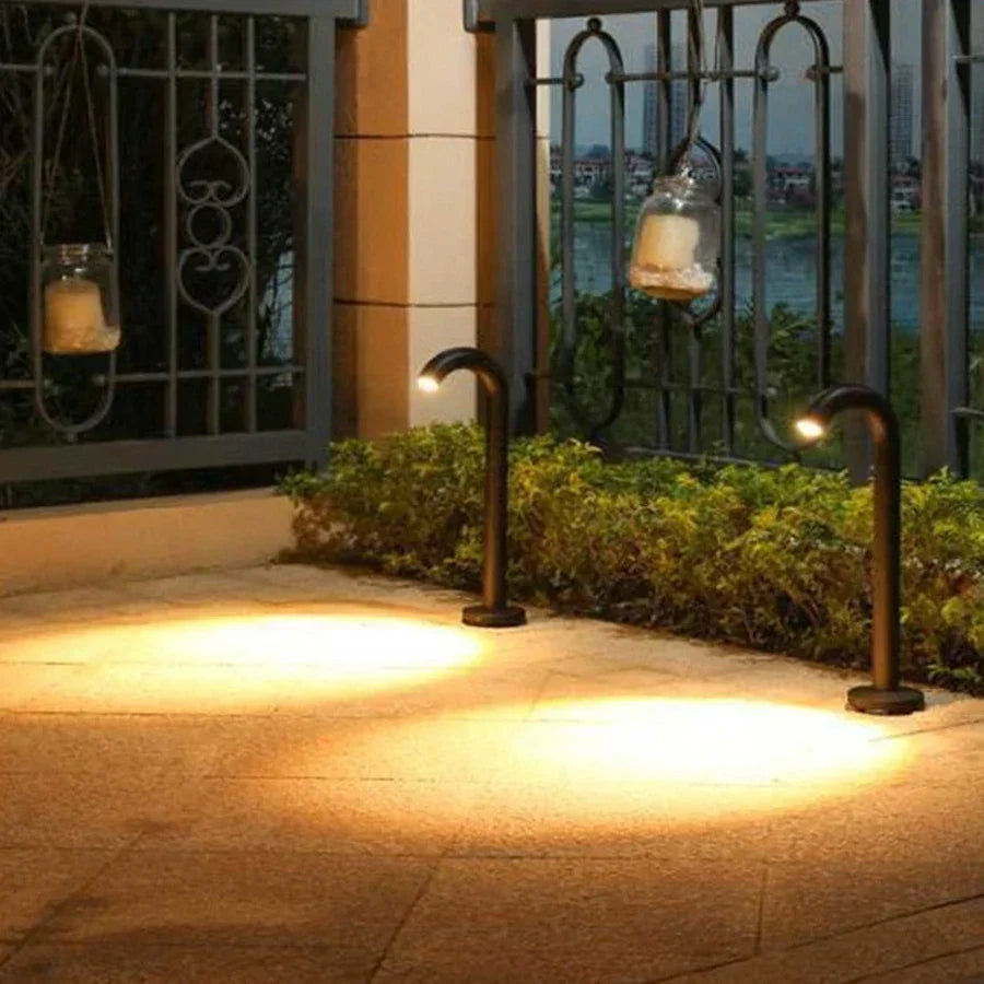 AquaBrisa – Luz de Jardín LED Impermeable y Elegante