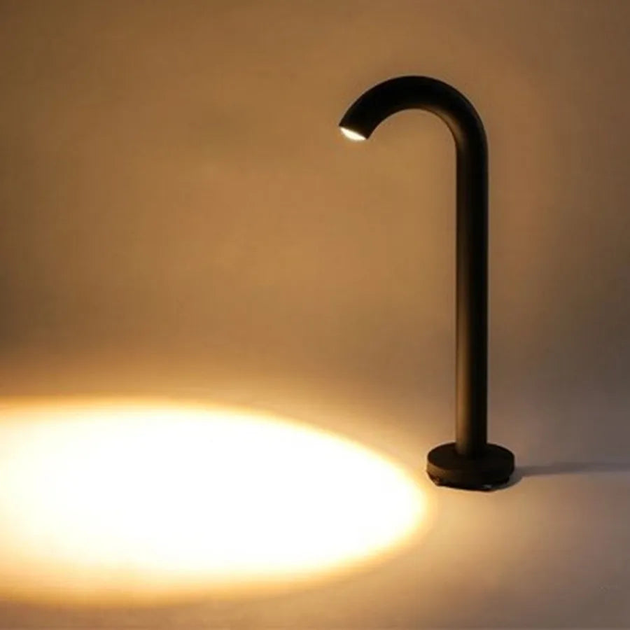 AquaBrisa – Luz de Jardín LED Impermeable y Elegante