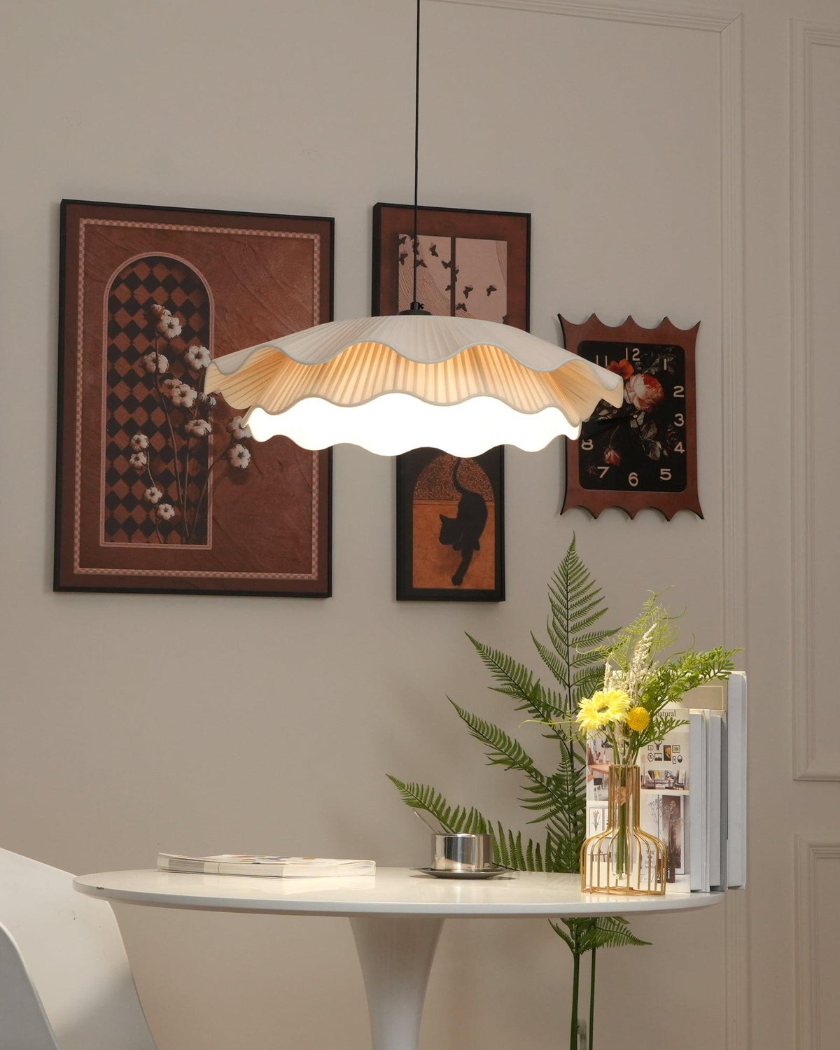 Lámpara colgante LED Nimbo sobre una mesa de comedor – imagen 15
