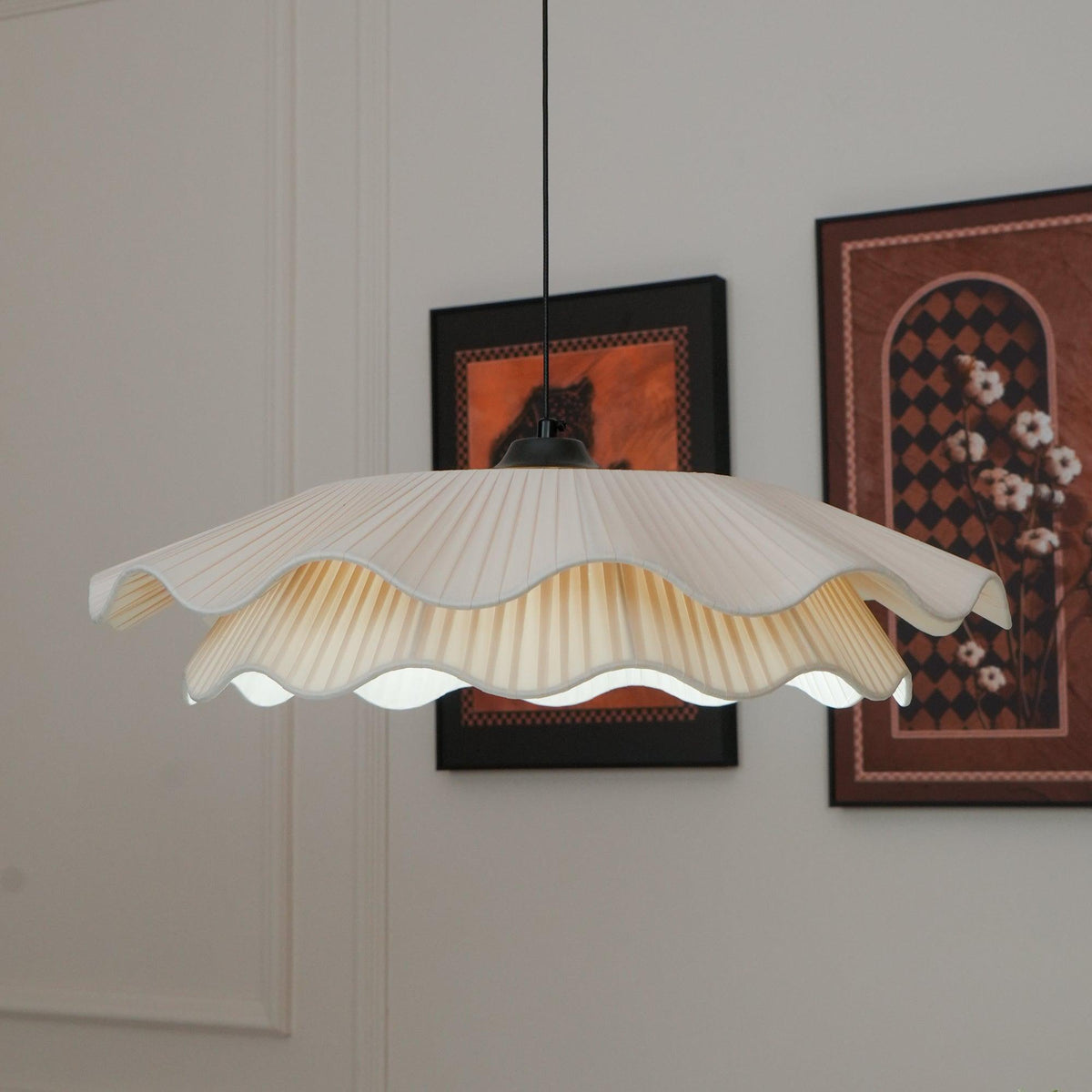 Lámpara colgante LED Nimbo sobre una mesa de comedor – imagen 8